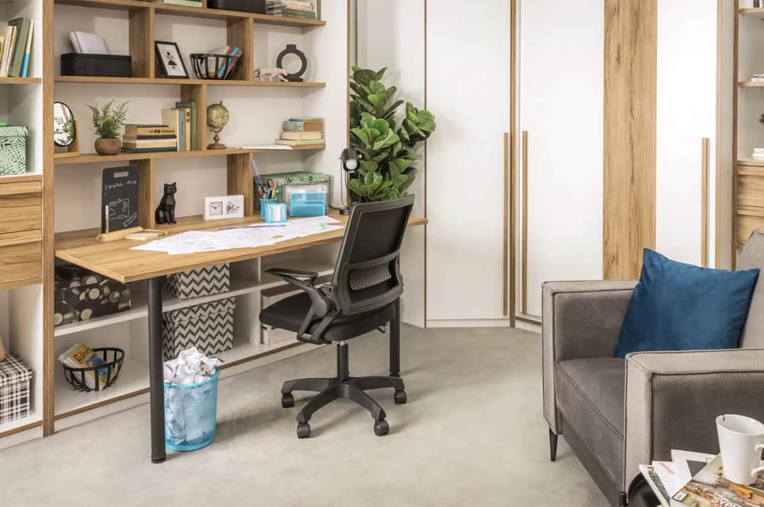 Jak oddzielić biurko od salonu: 10 skutecznych sposobów