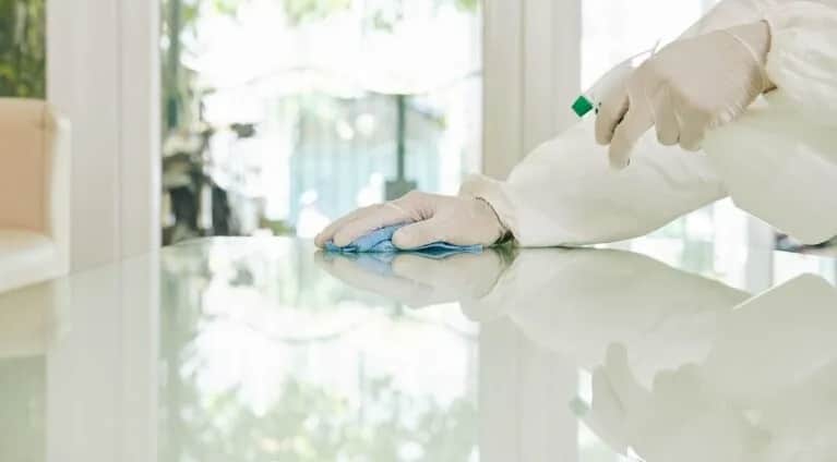 Czym czyścić białe meble: 8 skutecznych metod i porad