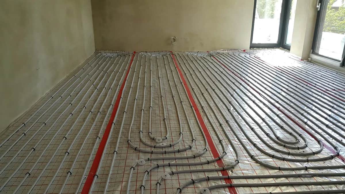 Ogrzewanie podłogowe pod meblami - fakty i mity. Co warto wiedzieć?