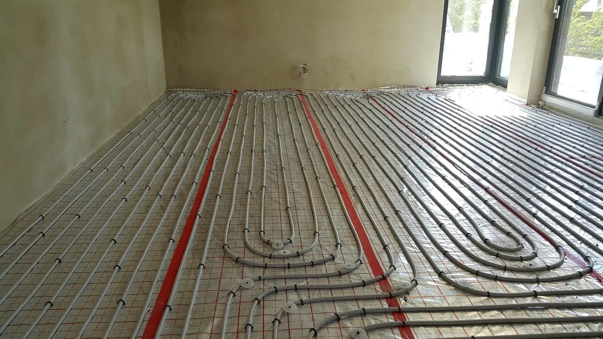 Ogrzewanie podłogowe pod meblami - fakty i mity. Co warto wiedzieć?