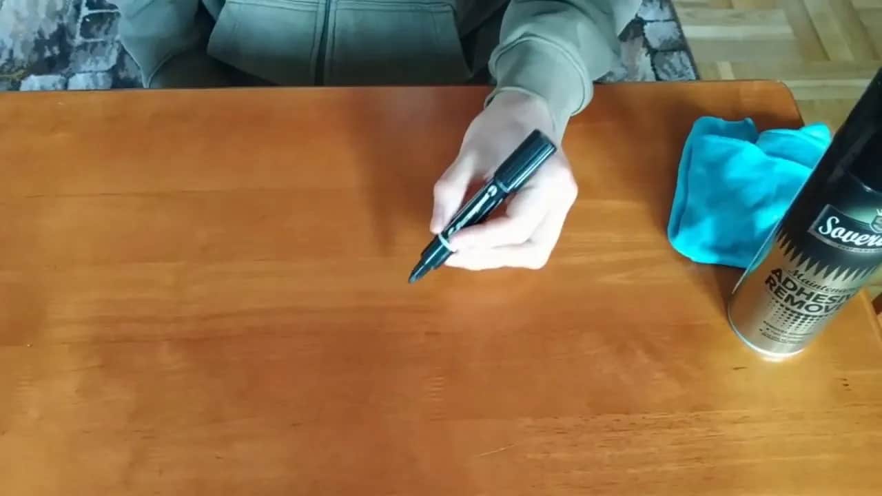 Jak bezpiecznie zmyć marker z mebli lakierowanych - 5 metod