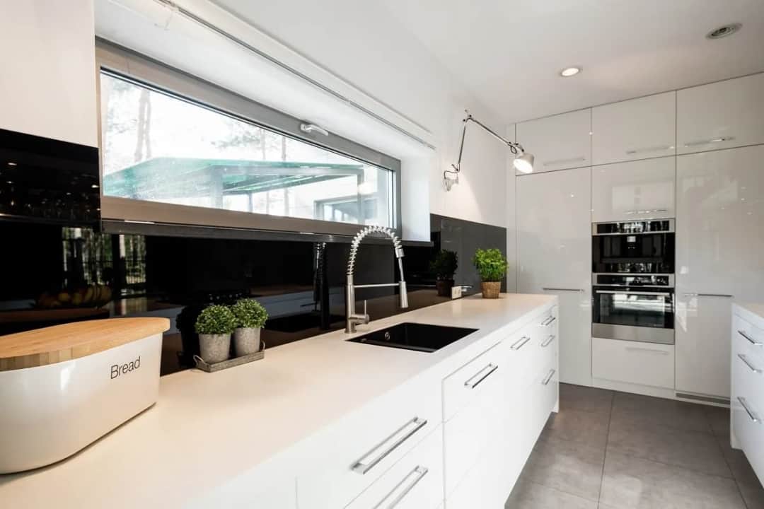 Jaki blat do białych mebli kuchennych? 7 najlepszych opcji