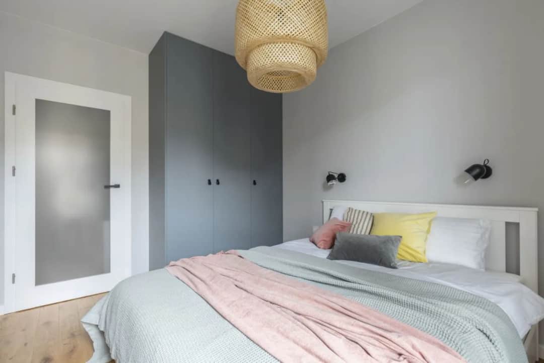 Jak urządzić małą sypialnię w bloku: 10 praktycznych porad