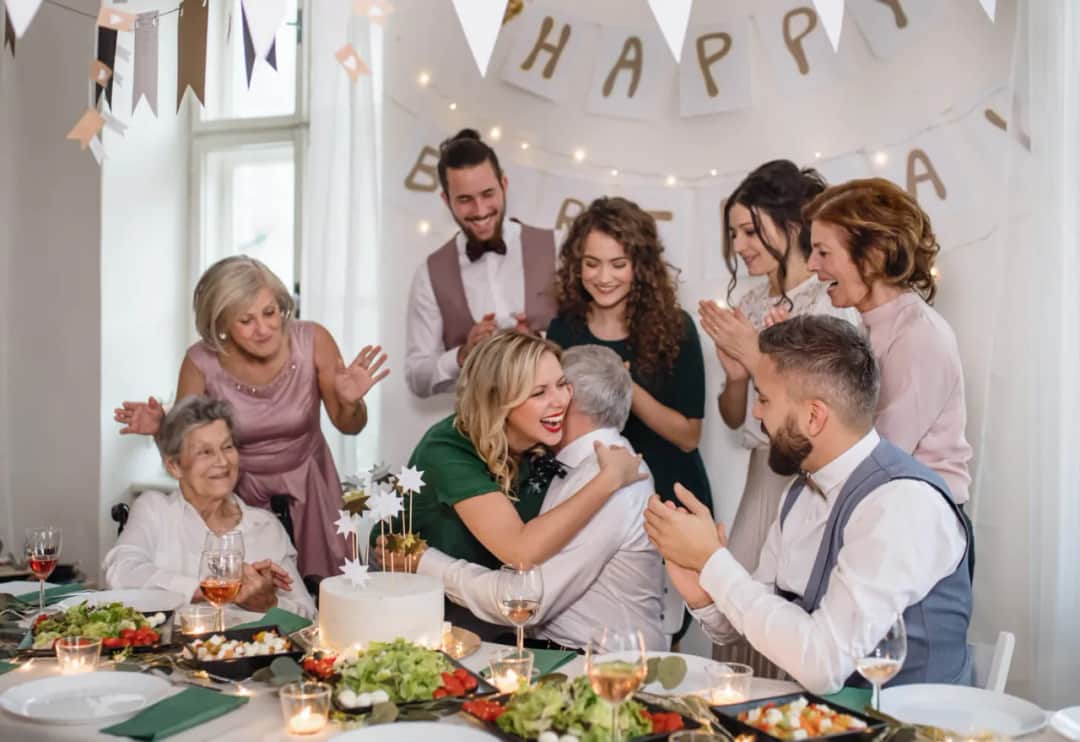 Co na stół urodzinowy: 15 pomysłów na menu i dekoracje