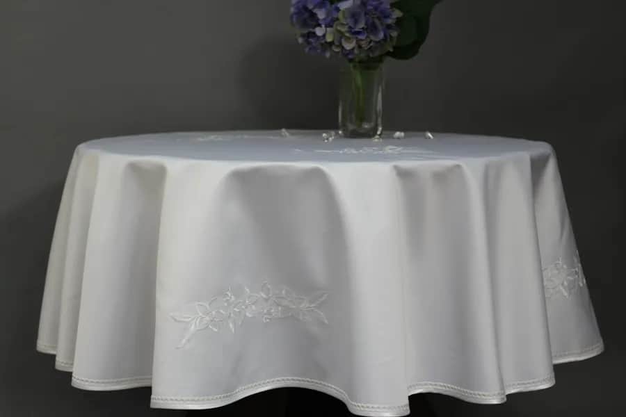 Jaki obrus na okrągły stół? 7 kluczowych porad przy wyborze