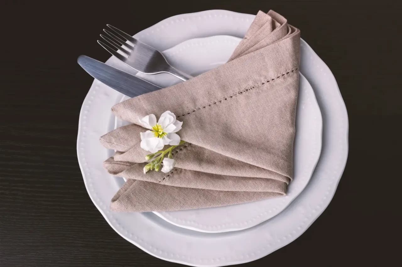 Jak kłaść serwetki na stole: 8 technik i zasad nakrywania