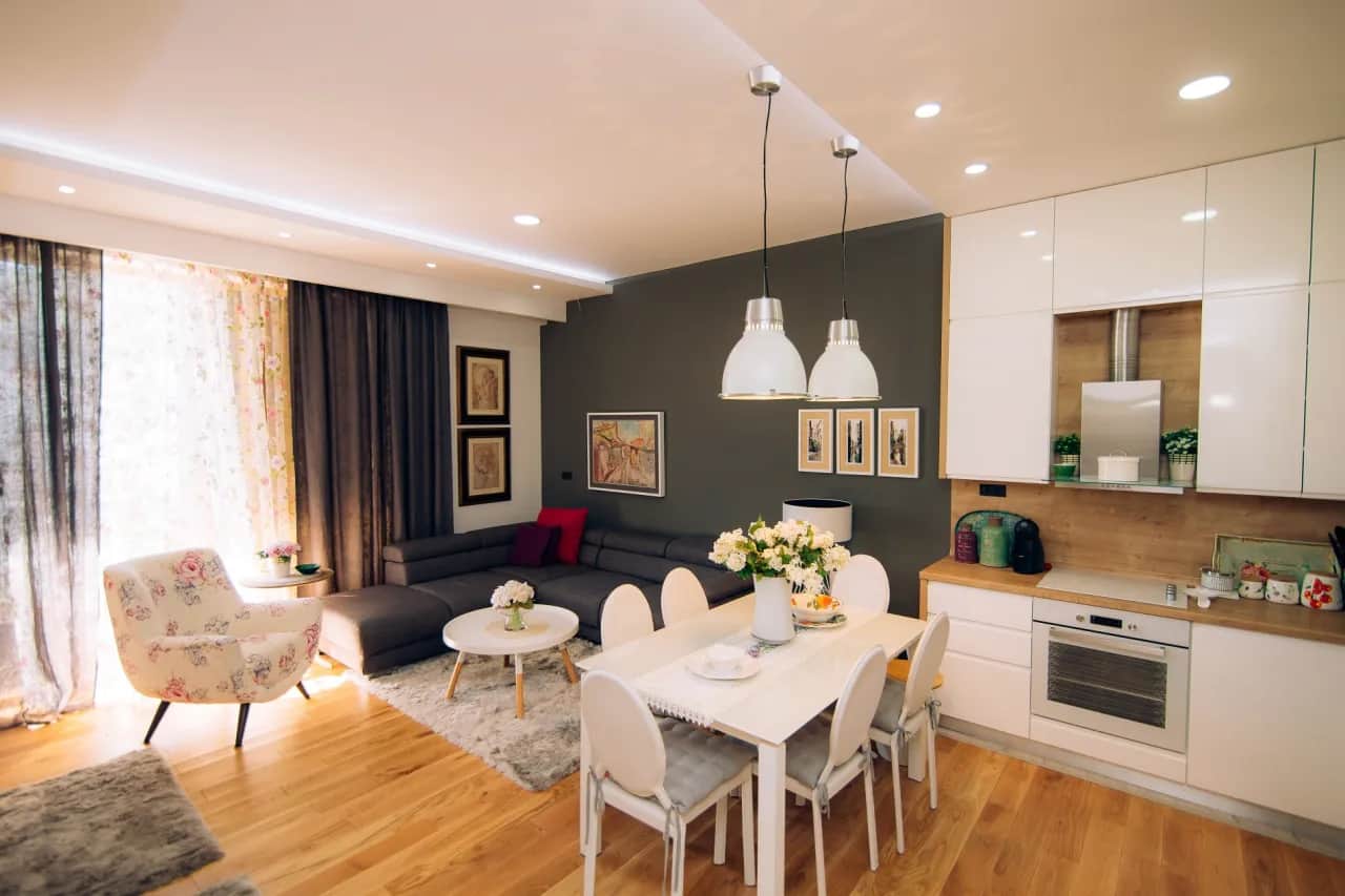 Jak umeblować salon z aneksem kuchennym: 10 praktycznych porad